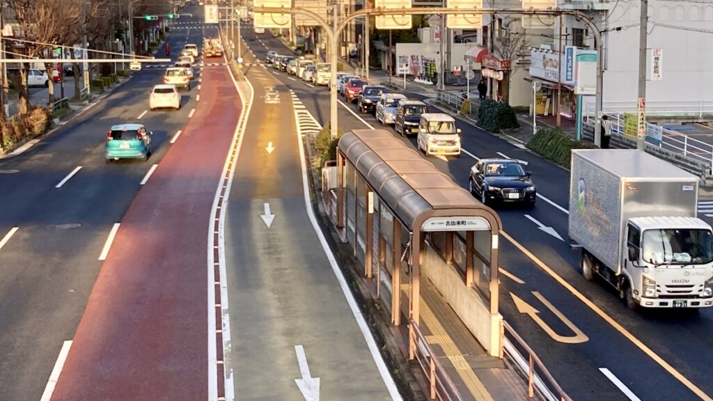 道路中央にある基幹バスのバス停