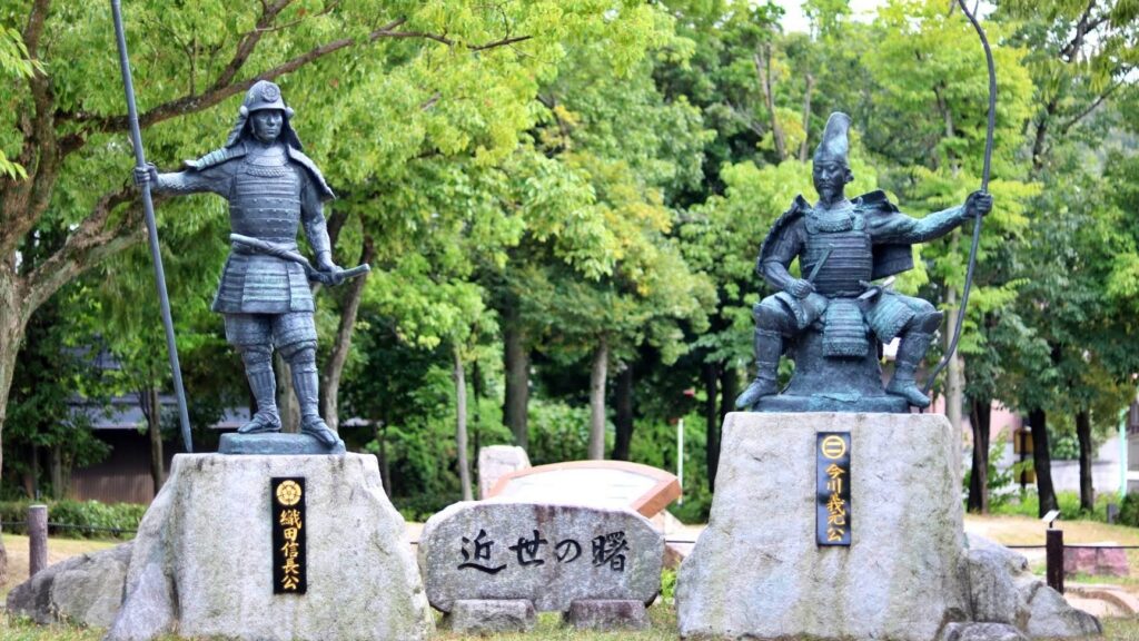 桶狭間古戦場公園の織田信長像と今川義元像