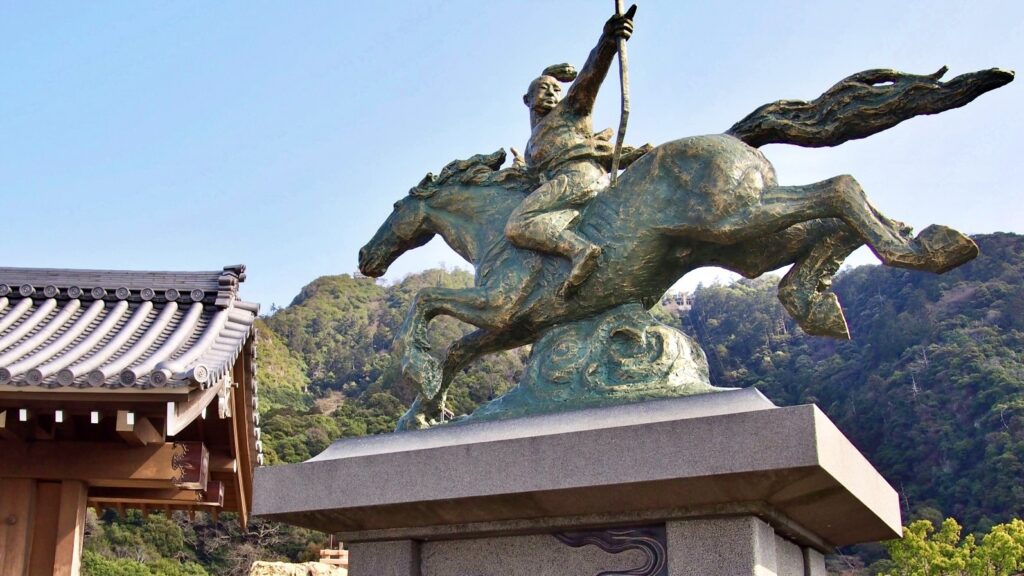岐阜公園の入り口に設置された、馬に跨り空を見上げる若き日の織田信長公の銅像