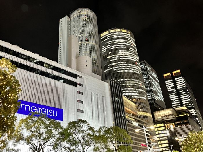 夜間にライトアップされた名古屋駅のJRセントラルタワーズと名鉄百貨店の外観