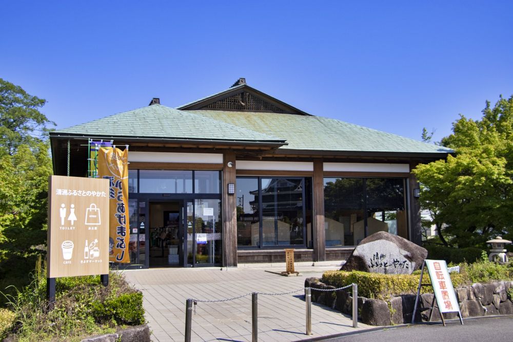 青空の下に佇む平屋造りの建物「清洲ふるさとのやかた」。入り口には幟が立ち、観光案内所や特産品販売所を兼ね備えた外観。