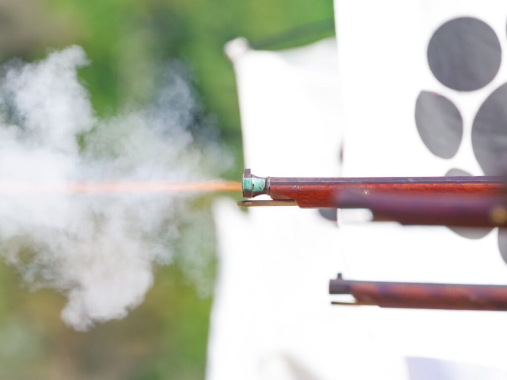 関ケ原合戦祭りで火縄銃を発射する瞬間。銃口から火花と真っ白な煙が激しく噴き出しているクローズアップ写真。