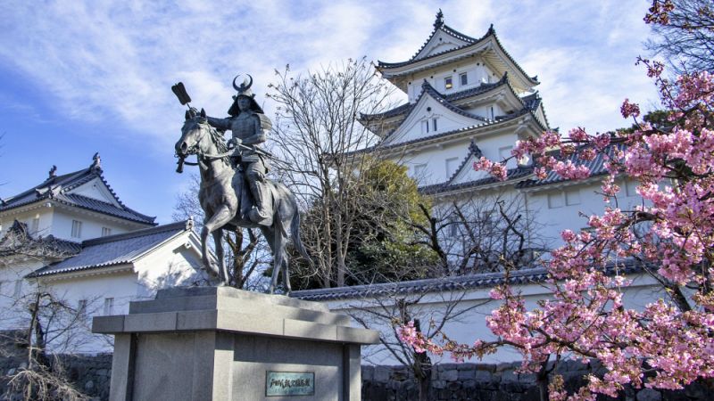 満開の桜に彩られた大垣城を背景に、堂々と佇む戸田氏鉄公の騎馬像。大垣のシンボルである四層天守と、城下町を繁栄させた藩主の姿を捉えた歴史的な一枚。