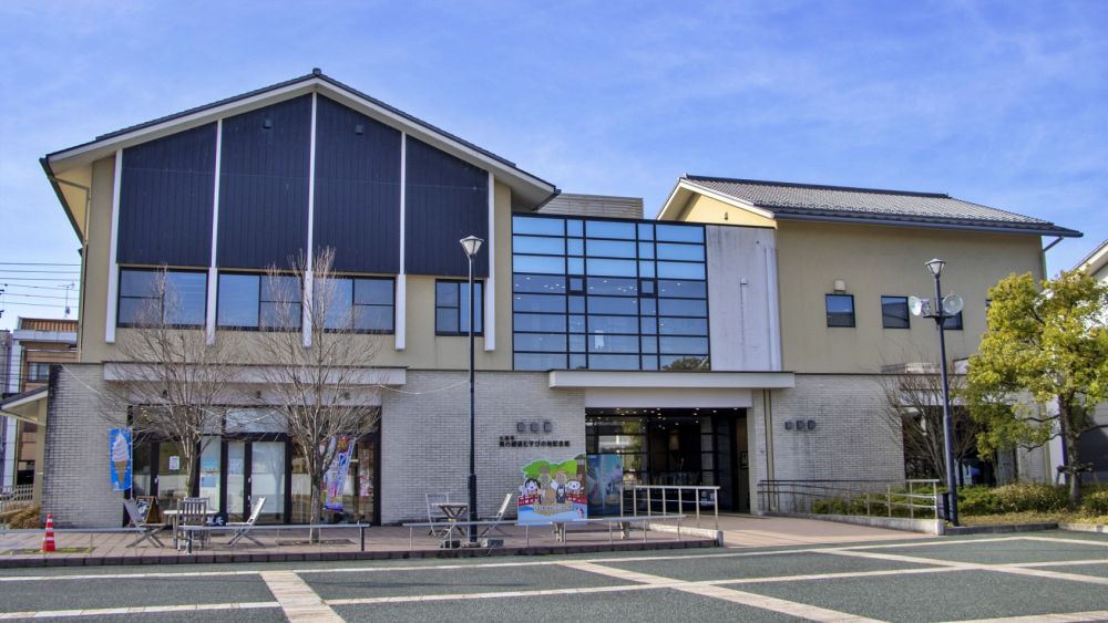 青空の下に佇む、モダンな建築の「奥の細道むすびの地記念館」の外観。かつての水運の拠点、水門川のほとりに位置し、松尾芭蕉の旅の締めくくりを今に伝える文化施設。