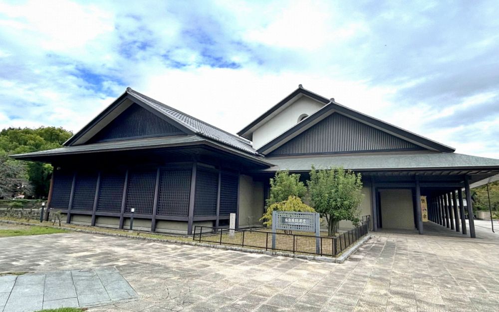 正門のすぐ外側に構える世界最大級の能楽堂。併設の展示室では能面や装束を無料で鑑賞できます。