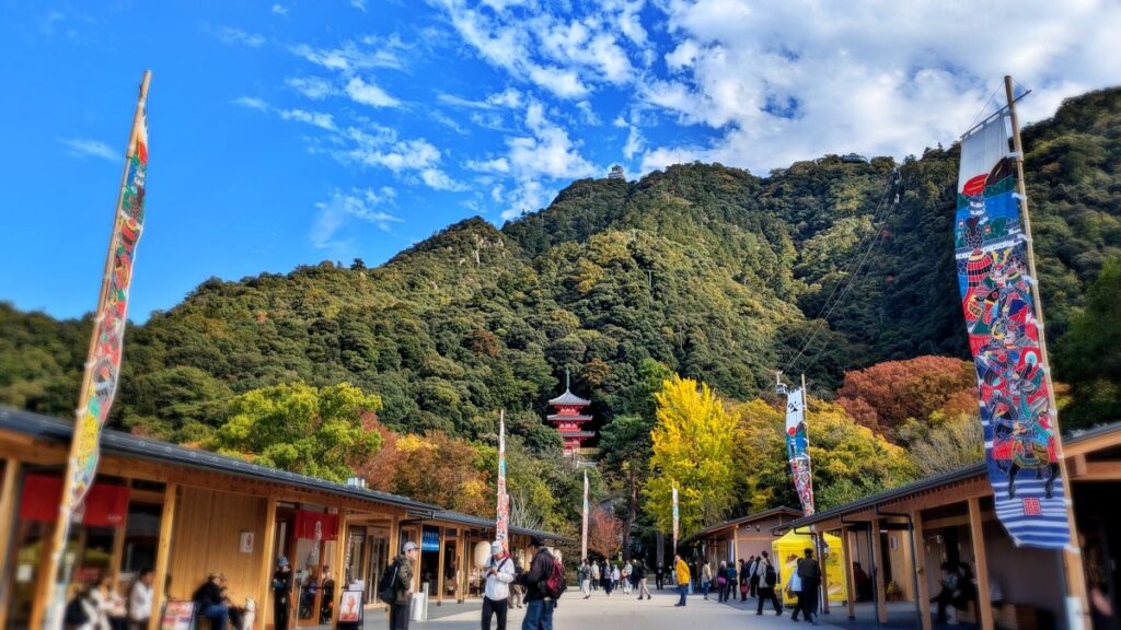 金華山を背景に、モダンな平屋造りの建物と幟（のぼり）が並ぶ岐阜城楽市の入り口付近