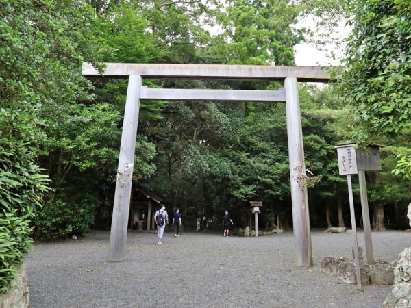 うっそうと茂る木々に囲まれた参道の入り口に立つ伊雑宮の木造鳥居