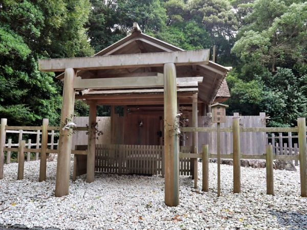 豊かな森を背に建つ木造の鳥居と白石が敷き詰められた伊雑宮の神聖な社殿