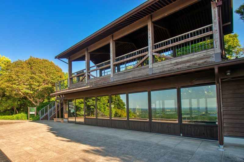 青空の下に建つ横山展望台の木造2階建てカフェテラス「天空のカフェテラス」の外観