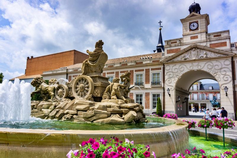 志摩スペイン村にあるシベレスの噴水とスペイン風の時計塔がある美しい広場